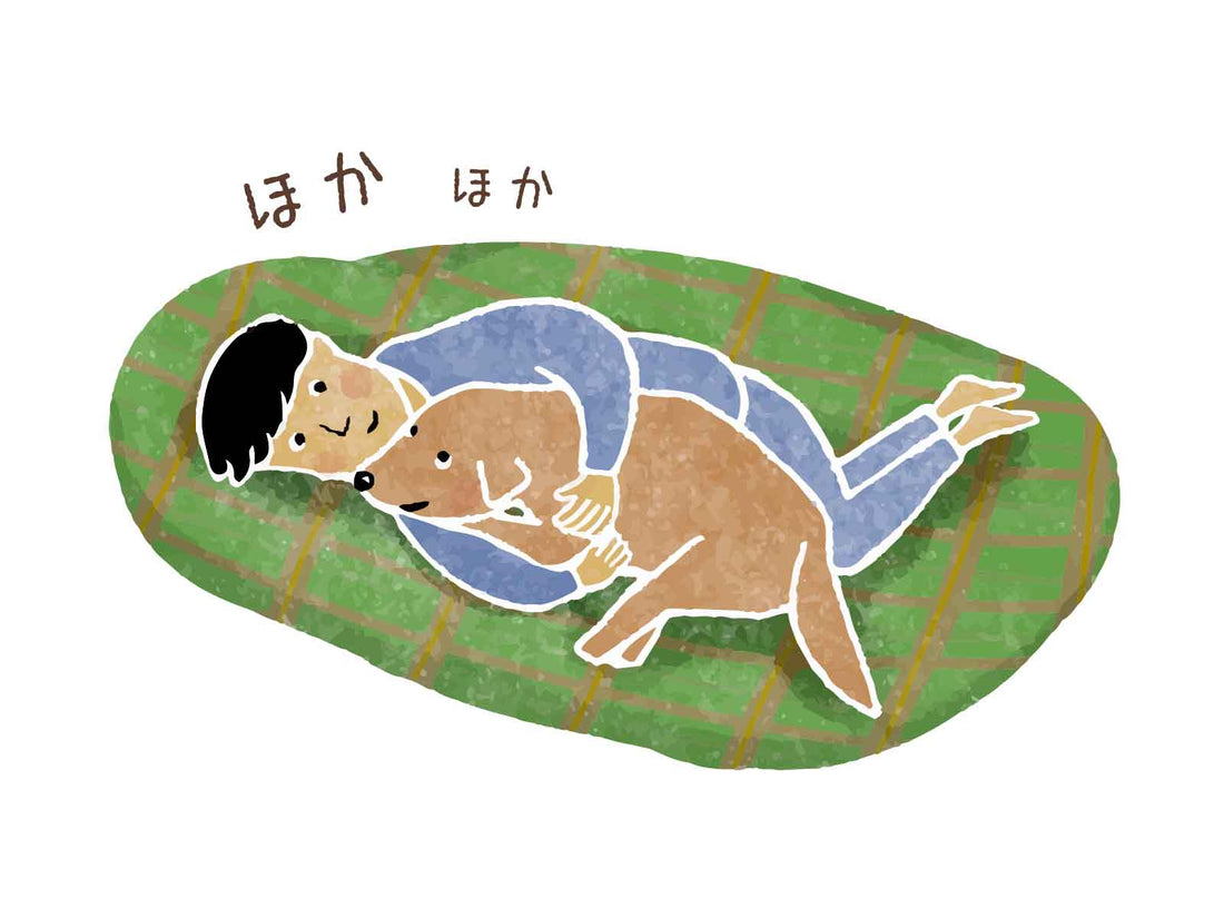 疲れやだるさを感じてうつむく女性の写真
