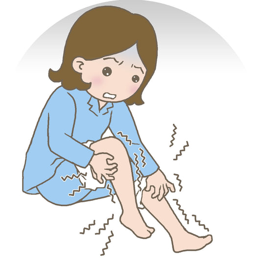 夏の夜に足の不快感で眠れず困っている女性のイラスト